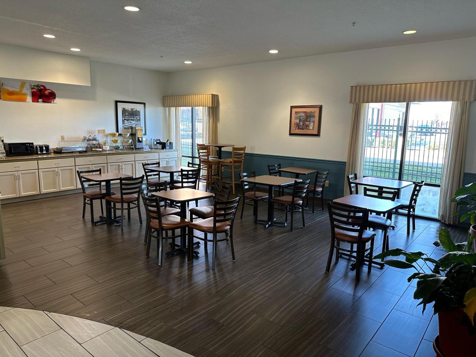 Quality Inn & Suites Hattiesburg Exterior photo