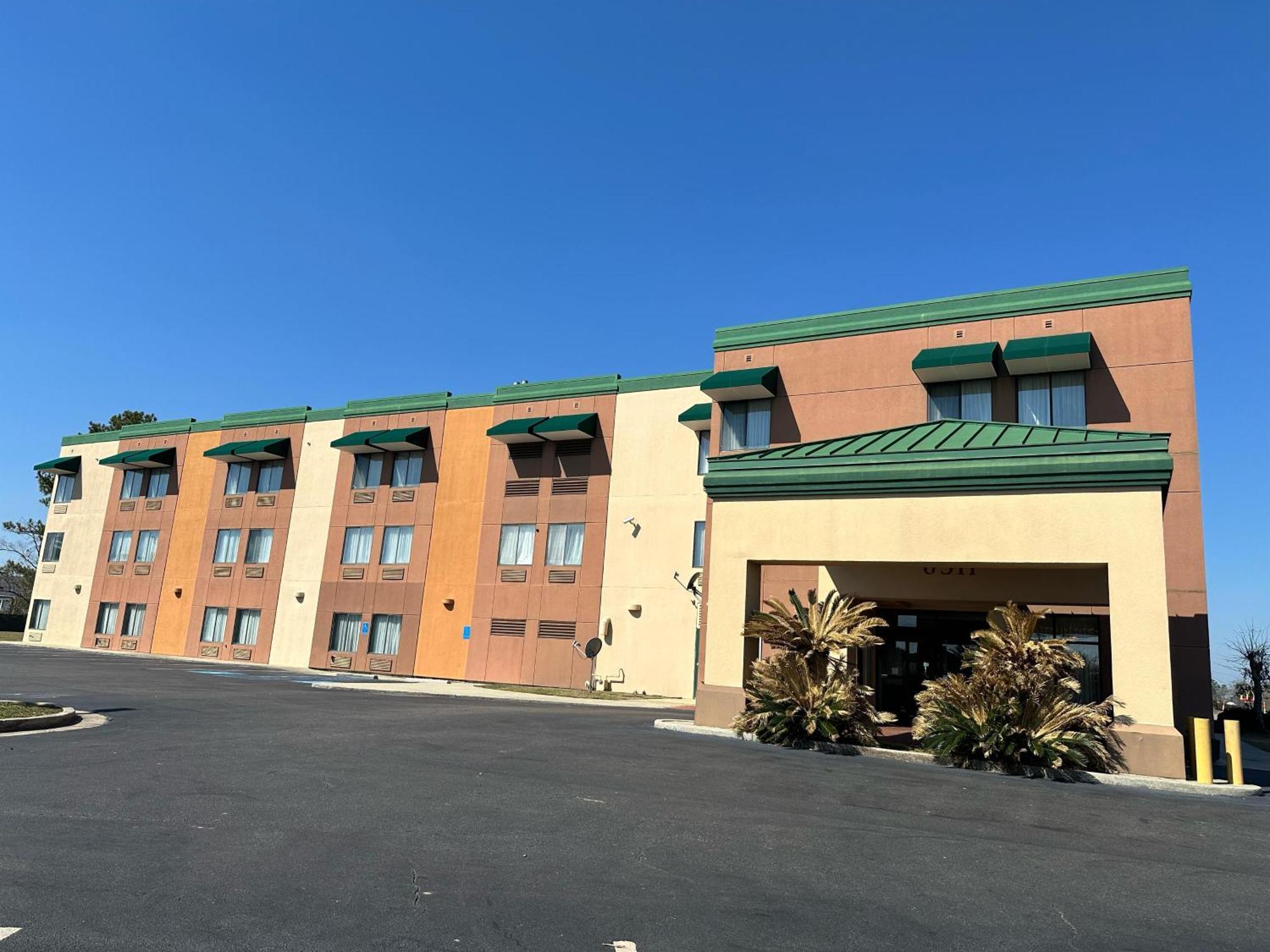 Quality Inn & Suites Hattiesburg Exterior photo