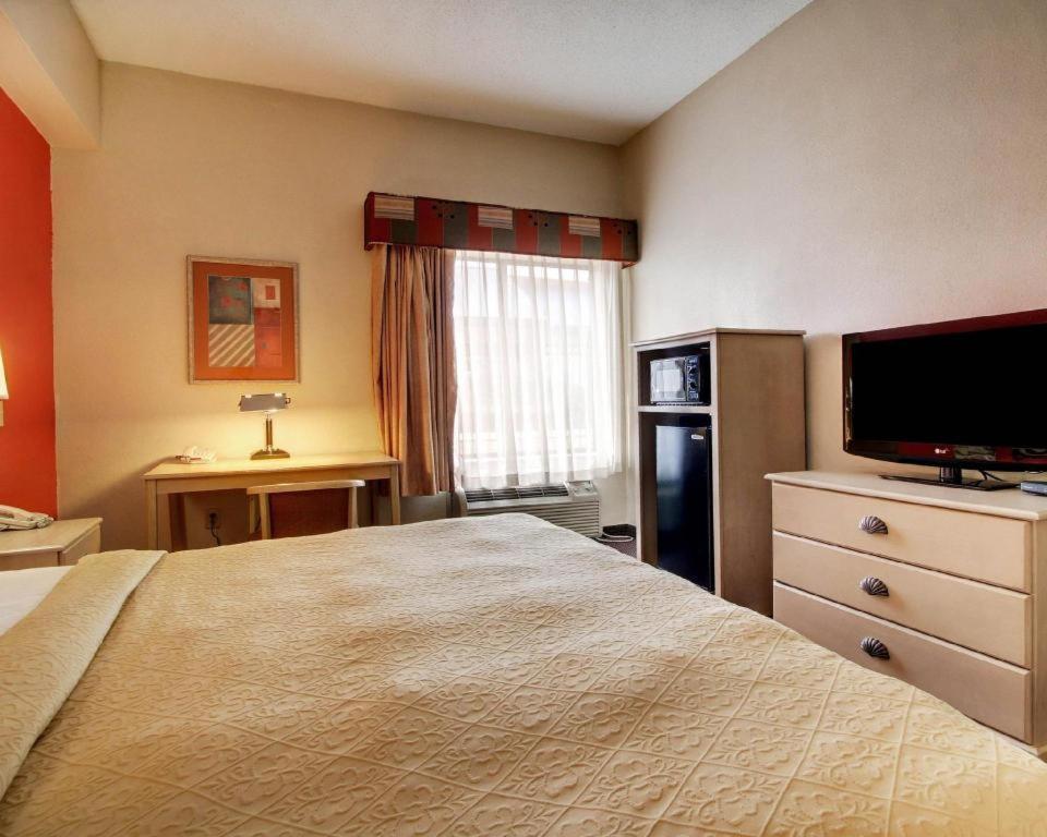 Quality Inn & Suites Hattiesburg Exterior photo