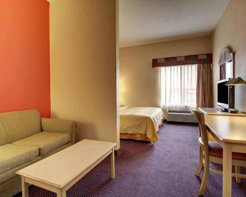 Quality Inn & Suites Hattiesburg Exterior photo