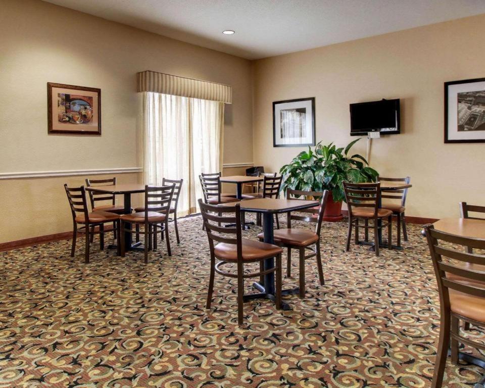 Quality Inn & Suites Hattiesburg Exterior photo