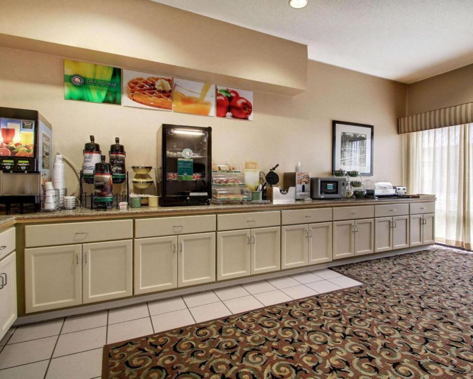 Quality Inn & Suites Hattiesburg Exterior photo