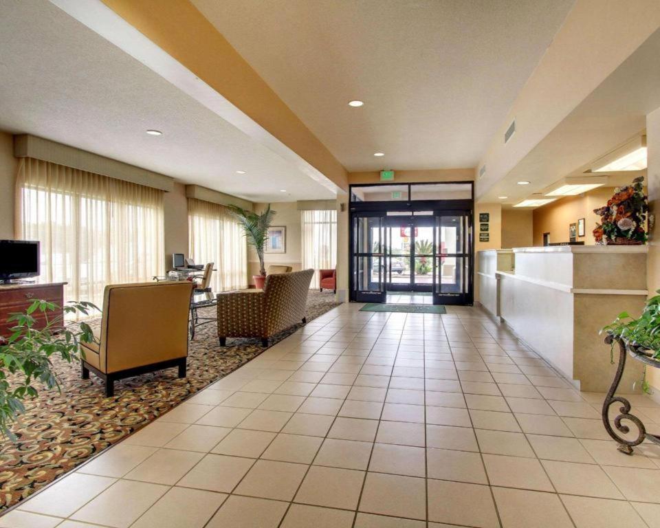 Quality Inn & Suites Hattiesburg Exterior photo