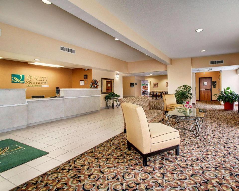 Quality Inn & Suites Hattiesburg Exterior photo