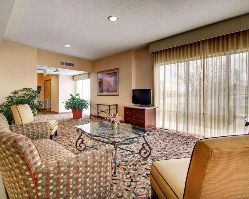 Quality Inn & Suites Hattiesburg Exterior photo